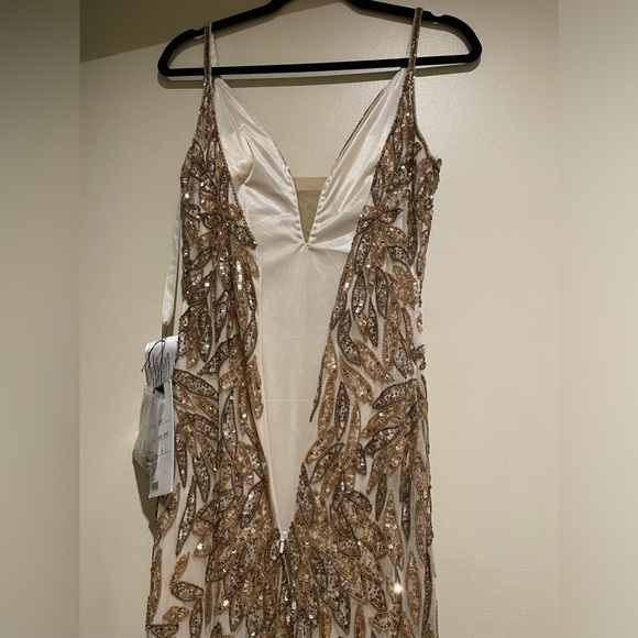 NWT Mac Duggal Style 5107 Plunging Neckline Sequins Gown Dress Gold Nude Size 10 - Picture 14 of 15